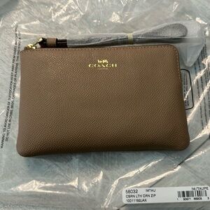Coach Corner leather Zip Wristlet in Taupe
